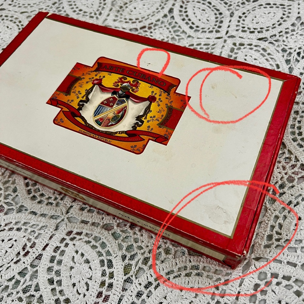 Cigar box full of postage stamps - Picture 10 of 12